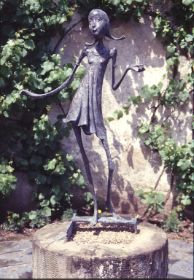 Mädchen mit Springseil 3 1996, Bronze, 134 cm